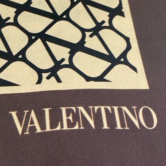 Valentino Garavani | Toile Iconographe Silk Scarf 90X90 - Picture 5 of 13
